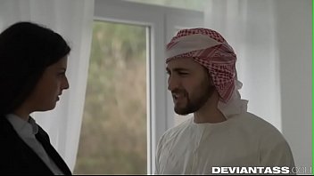 رجل الاعمال بندر ينيك معلمته و يفتح في كسها شوارع